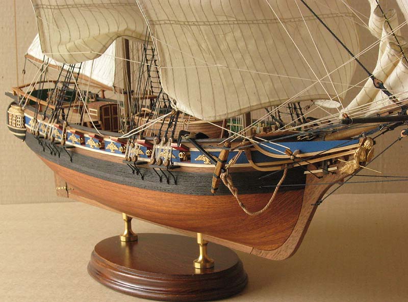 Модели кораблей и парусников из дерева