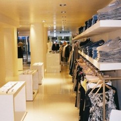 Торговая мебель для магазинов одежды