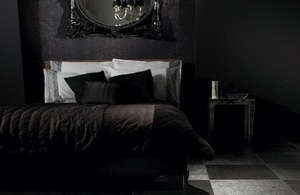 Интерьер комнаты с черным цветом