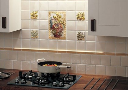 Apron of tile in the kitchen