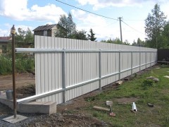 How to build a fence of corrugated board