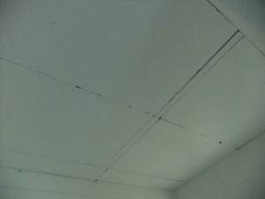Как заделать швы на потолке