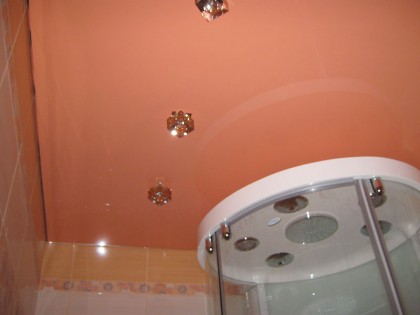 Монтаж натяжного потолочного покрытия в ванной